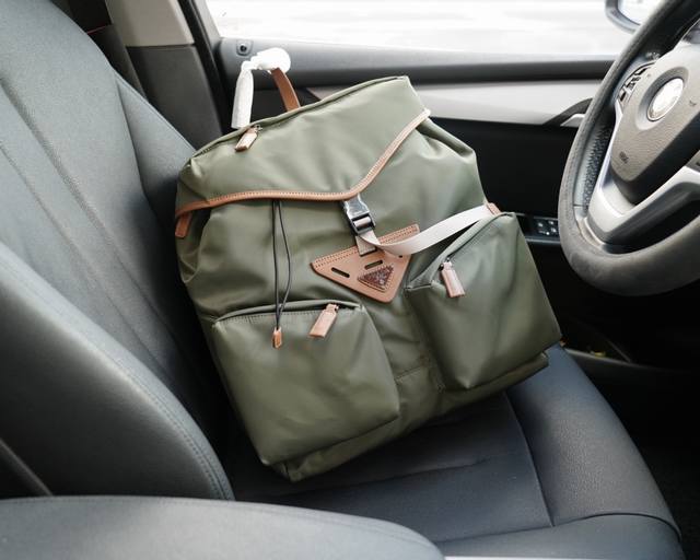 普拉达 官网同步 高版本 原厂双肩背包 不要错过 全原单布料制作 品质极好 超大容量 非市面普通货 来自贸易公司的狠货.. 强调一下 原厂 一直是抢爆的款式 专