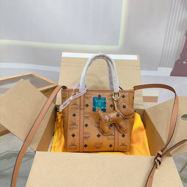 配盒 Mcm菜篮子包 多变的迷你 Anva 明星同款时尚潮人必备单品 俏皮很百搭 顶部拉链可保护个人物品 尺寸：19*19.5 Z