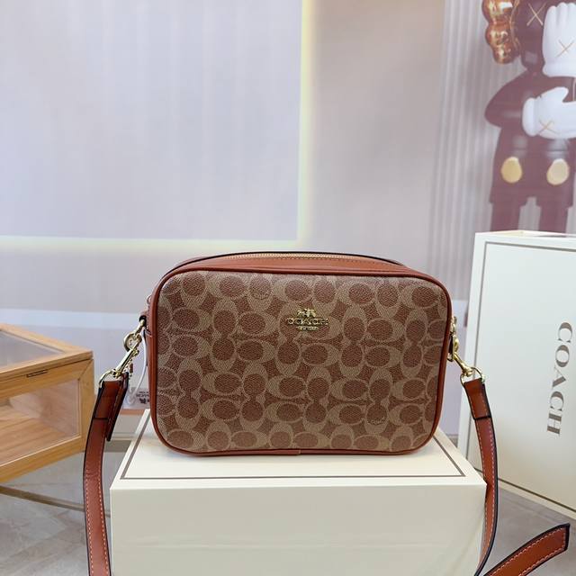 配折叠盒子 Coach 蔻驰相机包 不仅实用百搭，价格也非常美丽！ 单肩斜挎多用哦 这个也是蛮吸引人很有特色。个人真的很爱这种简约本身自重比较轻，但又能放很多东