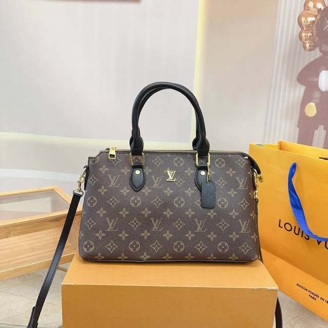 尺寸32.22 Lv Slouchy饭盒腋下包 当季新款通勤首选包包 搭配金色五金，高级感满满 手提和腋下都可以哦 自重很轻，容量也很ok 秋冬搭配一个棕色的风