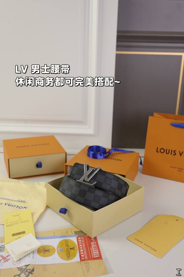 配盒手提袋 Lv 男士皮带 里面是牛皮革 搭配抛光lv字母搭扣耐磨 并且看起来很有质感 它是那种沉稳的格调。 商务服装造型都可完美搭配！