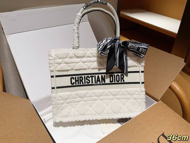 高版本配送丝巾 Dior迪奥 New Tote新托特 羊羔毛藤格book Tote托特包 尺寸36Cm 礼盒包装飞机箱