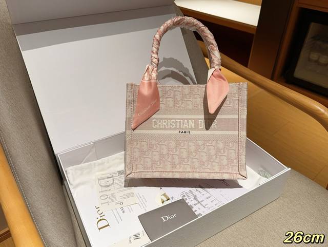 配送丝巾 Dior迪奥 托特包tote Book Tote立体提花 茹伊粉色字母印花刺绣提花 尺寸26Cm 礼盒包装 配送丝巾 Dior迪奥 托特包tote Book Tote立体提花 茹伊粉色字母印花刺绣提花 尺寸26Cm 礼盒包装