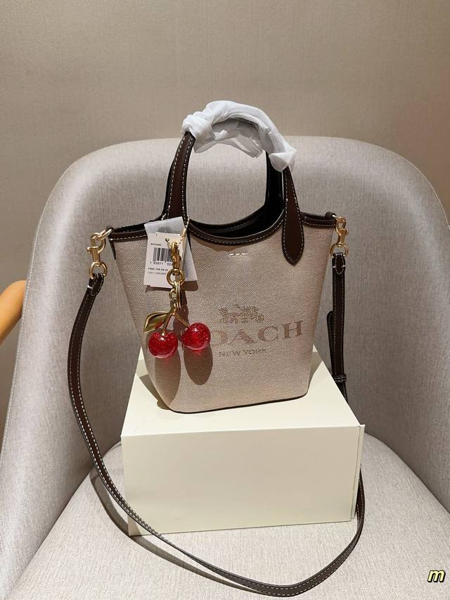 配送樱桃挂件 Coach蔻驰 新品hanna帆布菜篮子水桶包 尺寸16×18×12 礼盒包装
