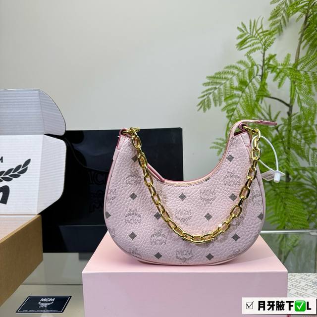 折叠盒 Mcm月牙腋下包 好看的新款包包当然要第一时间分享出来啦 Mcm新品月牙包到货啦，包型真的绝绝子 腋下 手提 单肩 斜挎一款多功能一体的包包 加上mcm