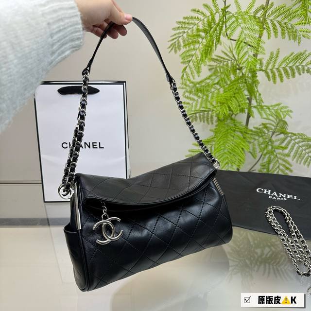 折叠盒 香奈儿 Hobo折盖包 极致松弛 自带慵懒吋髦 两侧银杆和皮穿链让他不会太软塌 拉链双c吊坠、浮雕 Logo 低调与奢华在这只包上若隐若现 出鏡率超高 折叠盒 香奈儿 Hobo折盖包 极致松弛 自带慵懒吋髦 两侧银杆和皮穿链让他不会太软塌 拉链双c吊坠、浮雕 Logo 低调与奢华在这只包上若隐若现 出鏡率超高