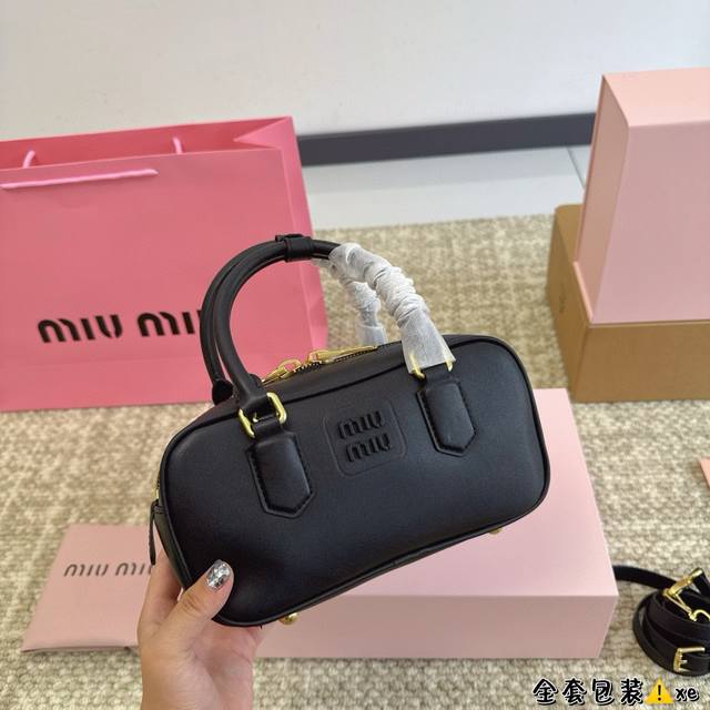 全套包装 可盐可甜的 Miumiu 女孩 Miumiu 波士顿 小方包包 好搭 什么风格都能驾驭 材质很柔软 容量也非常ok 复古俏皮的hobo包型 是近期几乎