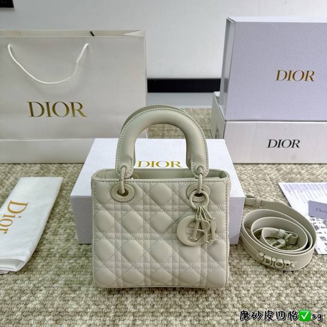 全套包装 原版皮 原版肩带 磨砂四格lady Dior 戴妃磨砂这只新出的磨砂系列真的太好看了吧！直直击中我的心脏、配上赠送的丝巾简直了！太般配了吧！！这个si