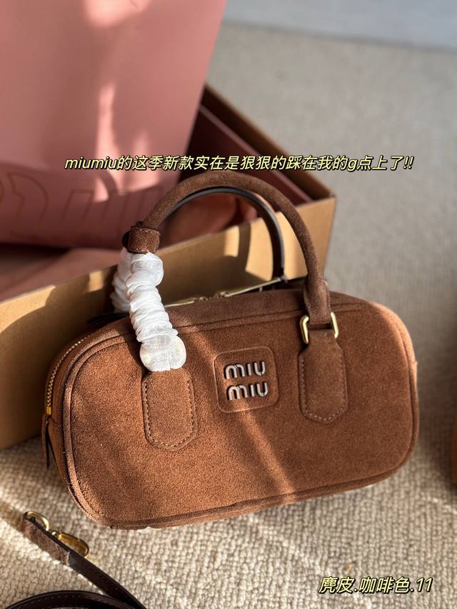 升级版配盒 挂件48 Size：23*11Cm Miumiu保龄球 公文包 太秋冬太美好啦 Miu麂皮魅力真的太大拿下拿下愛受 可手拎也可斜挎 绝对不是小废包哦