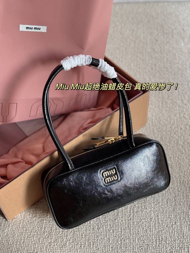 配盒 Size：27*12Cm Miumiu最新的假日款包包、 真的很爱、冰裂纹理的皮面、 真的好好看 # 公文包的油蜡皮 真的爱惨了！