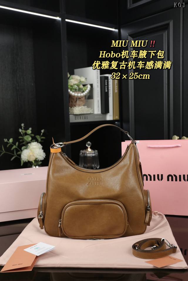 配折叠盒 Miumiu 缪缪 Hobo 机车腋下包 手提包 Miumiu 机车腋下包 素颜真的可以随便搭配，穿上就很有明星范儿！焦点无疑了，这一季的謬家秀款杀疯