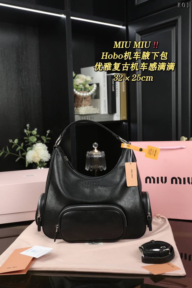 配折叠盒 Miumiu 缪缪 Hobo 机车腋下包 手提包 Miumiu 机车腋下包 素颜真的可以随便搭配,穿上就很有明星范儿!焦点无疑了,这一季的謬家秀款杀疯 配折叠盒 Miumiu 缪缪 Hobo 机车腋下包 手提包 Miumiu 机车腋下包 素颜真的可以随便搭配,穿上就很有明星范儿!焦点无疑了,这一季的謬家秀款杀疯