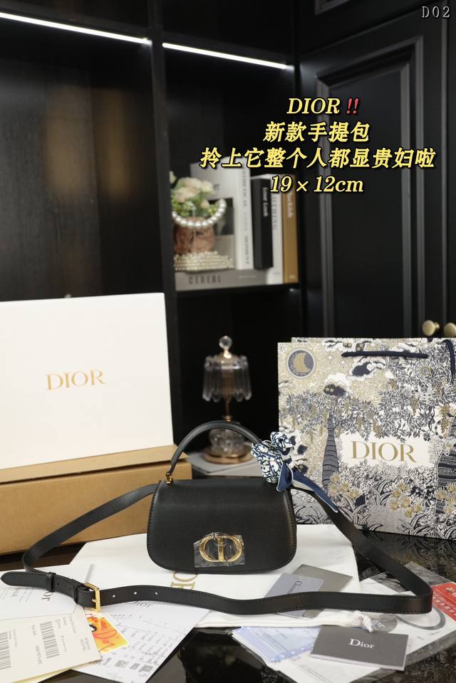 配全套礼盒 Dior迪奥 30 Montaigne Avenue Top Handle 单肩斜挎手提包 又是被 Dior美哭的一天~ Dior这一季的新品真的太 配全套礼盒 Dior迪奥 30 Montaigne Avenue Top Handle 单肩斜挎手提包 又是被 Dior美哭的一天~ Dior这一季的新品真的太