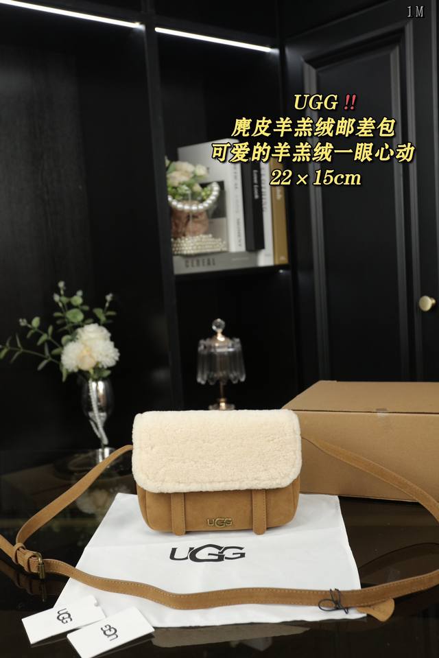 配飞机盒 Ugg 羊羔绒麂皮 邮差包 斜挎包 Ugg邮差包 一眼心动， 又是一款适合冬天的大容量包包， 可爱的羊羔毛就是你要的冬天的感觉 是谁把可爱背出了街！