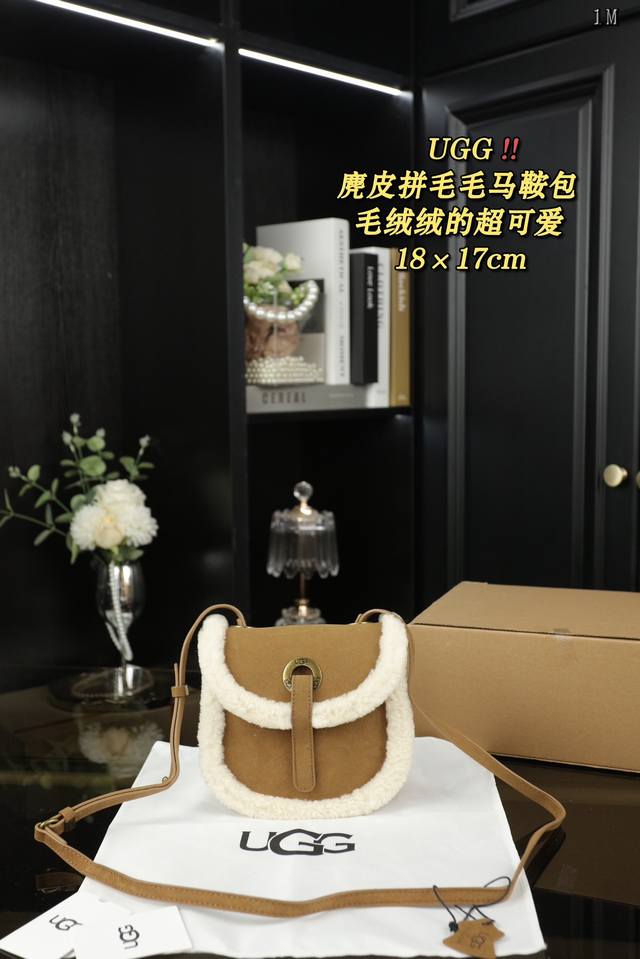 配飞机盒 Ugg 毛毛拼麂皮 马鞍包斜挎包 好看百搭 看起来超乖~ 特别适合冬天 毛绒绒的的超可爱！ 黑色看着超有质感~ 好可爱的马鞍包！ 尺寸：18×17