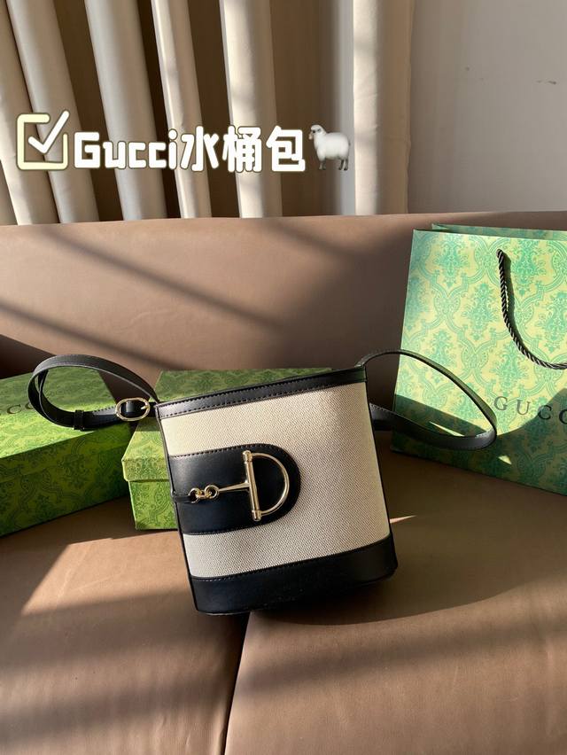 配盒 Gucci水桶包 不限制年龄哦! 肩带可调节长短 尺寸18*19 配盒 Gucci水桶包 不限制年龄哦! 肩带可调节长短 尺寸18*19