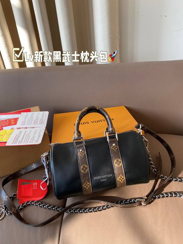 Lv新款黑武士枕头包出货 黑色皮料与老花的完美结合 超级耐磨 超级实用的款式 内衬带logo. 原版电镀五金带logo 这个包包的容量也很大 满足你出行的所有需