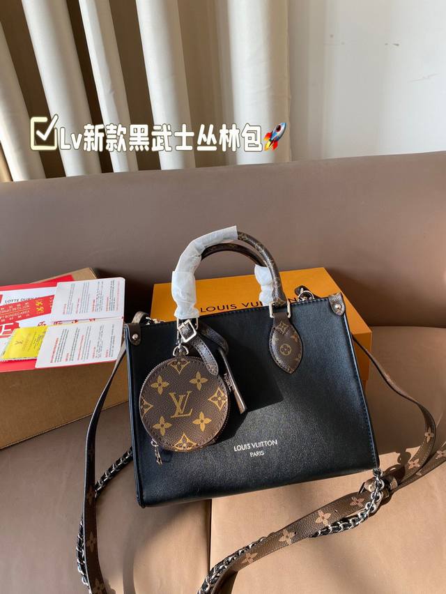 Lv新款黑武士丛林出货 黑色皮料与老花的完美结合 超级耐磨 超级实用的款式 内衬带logo. 原版电镀五金带logo 这个包包的容量也很大 满足你出行的所有需求 Lv新款黑武士丛林出货 黑色皮料与老花的完美结合 超级耐磨 超级实用的款式 内衬带logo. 原版电镀五金带logo 这个包包的容量也很大 满足你出行的所有需求