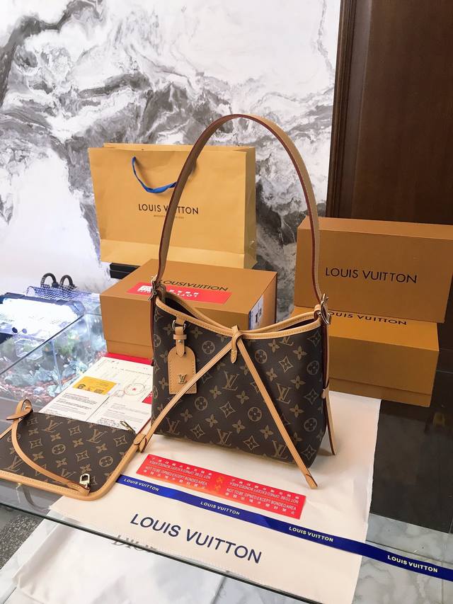 折叠礼盒包装 Lv Carryall无论是外观还是实用性都下了功夫的carryall腋下包，自重轻容量大；肩带自由调节长度，腋下包到单肩及腰上身效果都很好看，还