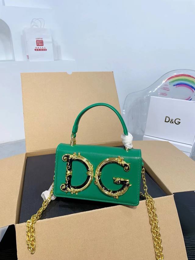 配盒子 Dg杜嘉班纳链条包 包包实在是太太太温柔了， 拿在手上少女感十足，仿佛时间停滞在听你诉说你们的故事~高级感满满 #杜嘉班纳dg 尺寸18 11