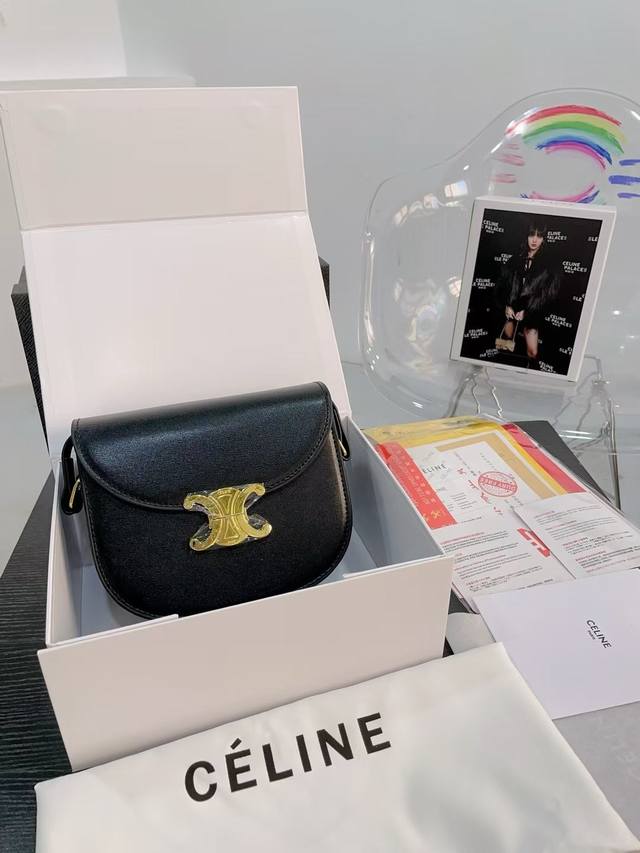 折叠礼盒乐天包装 赛琳celine凯旋门马鞍包一整个美住了哈哈！ 瑟琳新出的teen Besace马鞍包，打破了常规的方形设计，将整个包型做的更加乖巧一些了~很