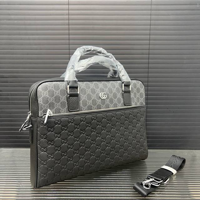 Gucci 古奇 新款gg男包牛皮公文包 手提包 电脑包 采用精湛镶嵌细工 经典百搭 实物拍摄 原厂原版面料 配送防尘袋 29 X 38 Cm。