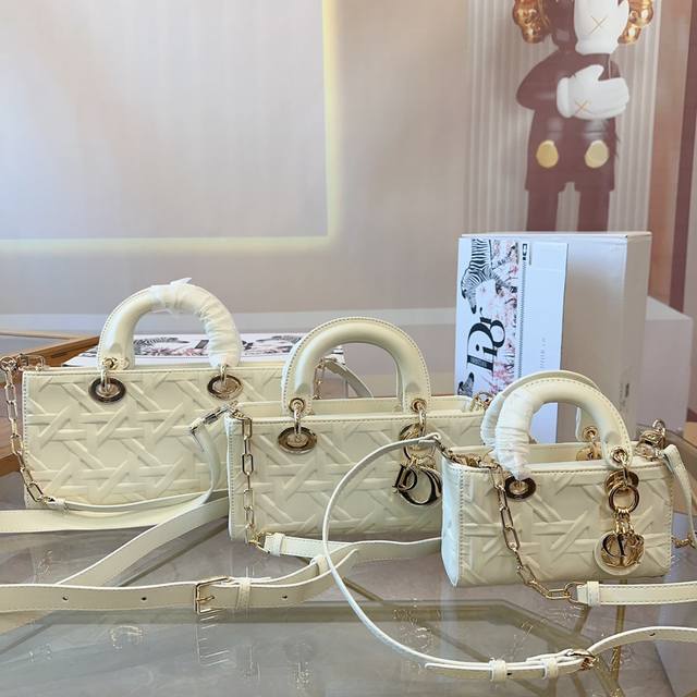 配全套礼盒 Dior 迪奥 新品 戴妃 横版 羊皮纹 必备单品. 实在是太太帅气了 新品到货 尺寸横版 26*6*14 22*6*12 16*6*10Cm。Xm 配全套礼盒 Dior 迪奥 新品 戴妃 横版 羊皮纹 必备单品. 实在是太太帅气了 新品到货 尺寸横版 26*6*14 22*6*12 16*6*10Cm。Xm