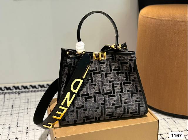 芬迪 Peekaboo小猫包 日常通勤简直绝配 又酷又飒的奢华 可盐可甜 集美们冲它 尺寸:30 23 芬迪 Peekaboo小猫包 日常通勤简直绝配 又酷又飒的奢华 可盐可甜 集美们冲它 尺寸:30 23