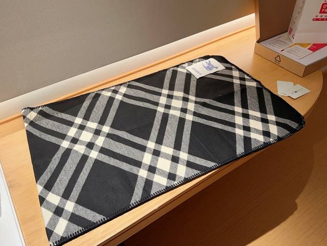 巴宝莉 秋冬羊绒混纺围巾 尺寸55×1 配送礼盒手提袋