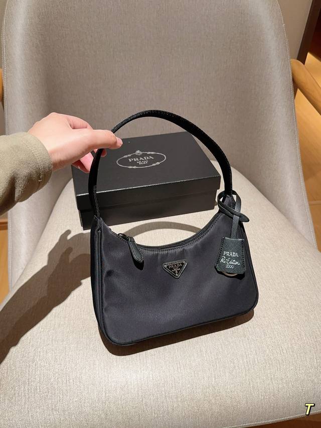 普拉达prada 尼龙防水布手提包 尺寸22×15 礼盒包装