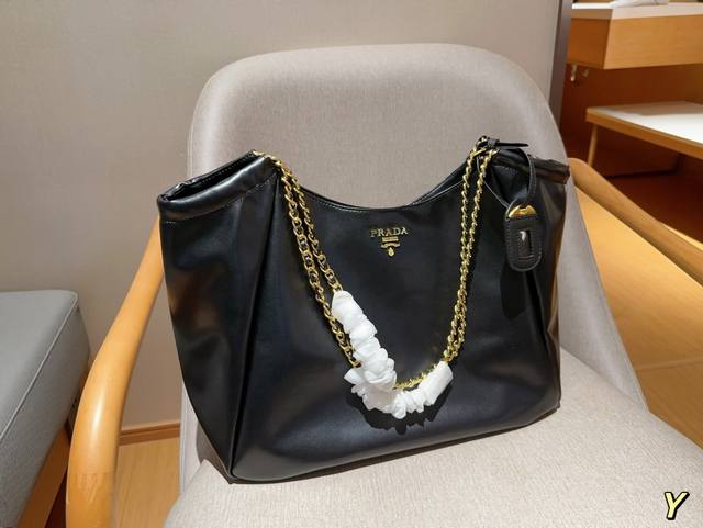 普拉达prada 新品腋下垃圾袋链条包 尺寸38×29×14