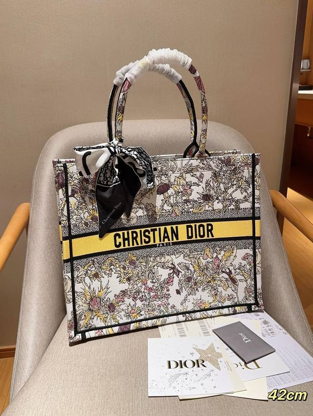 高版本配送丝巾 Dior迪奥 中号托特tote Book Tote 最新图案黄花立体提花 尺寸42Cm 礼盒包装 高版本配送丝巾 Dior迪奥 中号托特tote Book Tote 最新图案黄花立体提花 尺寸42Cm 礼盒包装