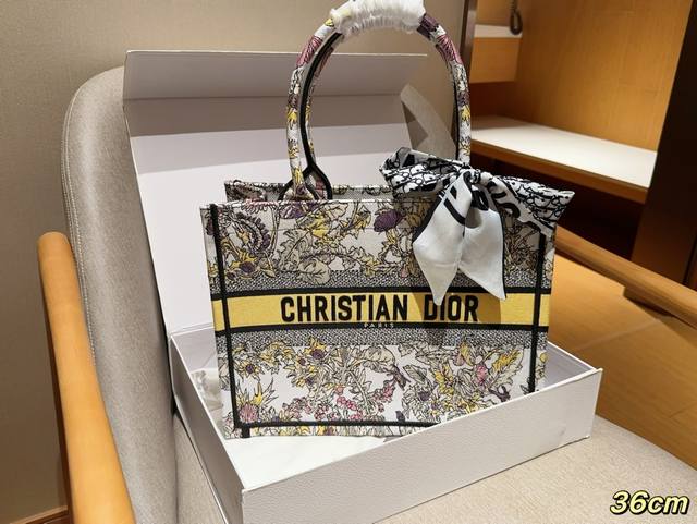 高版本配送丝巾 Dior迪奥 中号托特tote Book Tote 最新图案黄花立体提花 尺寸36Cm 礼盒包装