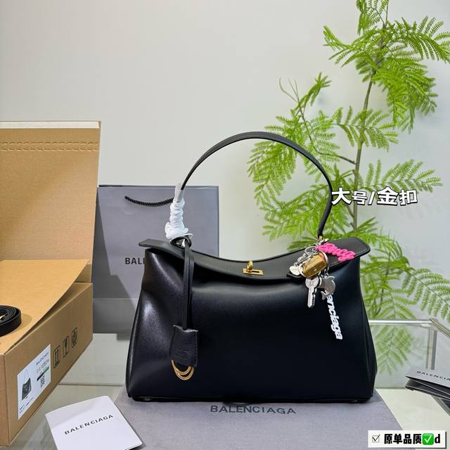 全套包装 复刻牛皮版本！带原版挂件！ Size：35*23Cm 大号 Balenciaga巴黎世家 新款rodeo大廓形包包 柔软的腋下单肩包包 上身慵懒感立刻