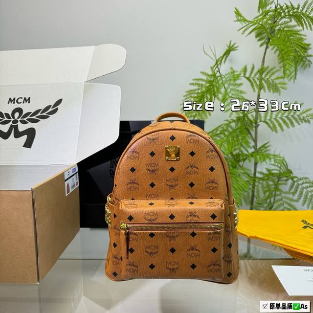 飞机盒 Mcm 经典 双肩包 立体而自然 对花剪裁 以中轴为对称中心线的上线倒向对称, 十分完整完美, 尤其包型 超有弧度感的! Size:26*33Cm 飞机盒 Mcm 经典 双肩包 立体而自然 对花剪裁 以中轴为对称中心线的上线倒向对称, 十分完整完美, 尤其包型 超有弧度感的! Size:26*33Cm