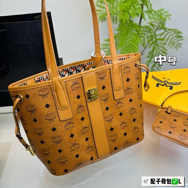 配盒 Mcm新品购物袋拥有随和的款式,定制版五金配件,经典购物袋 买1得2 可以手提肩背斜挎 特别实用 大家都在追捧的一个款式 内里小包 可拆卸 特别实用 兼具 配盒 Mcm新品购物袋拥有随和的款式,定制版五金配件,经典购物袋 买1得2 可以手提肩背斜挎 特别实用 大家都在追捧的一个款式 内里小包 可拆卸 特别实用 兼具