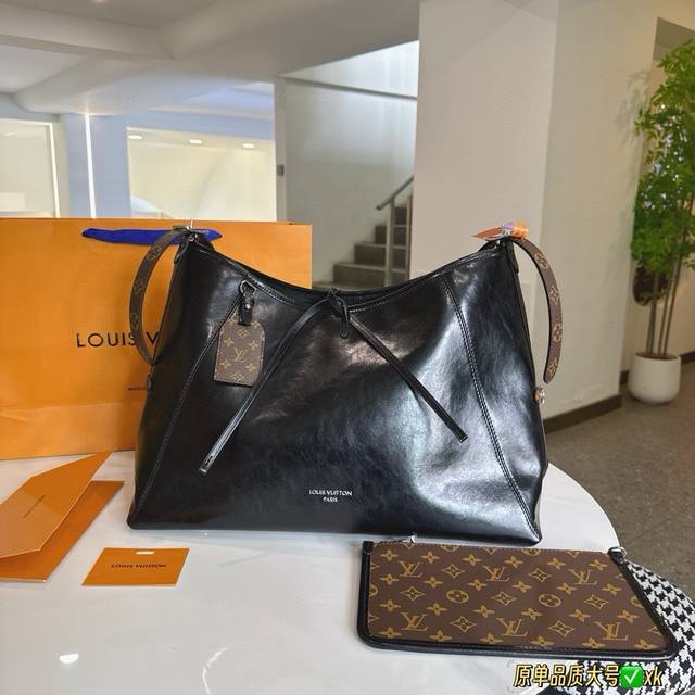 全套包装 纯皮高定钢五金 Carryall黑武士 怎么选 Carryall 老花版已经很受欢迎了 新版本carryall 黑武士相当不错哦！ 牛皮材质，超级柔软