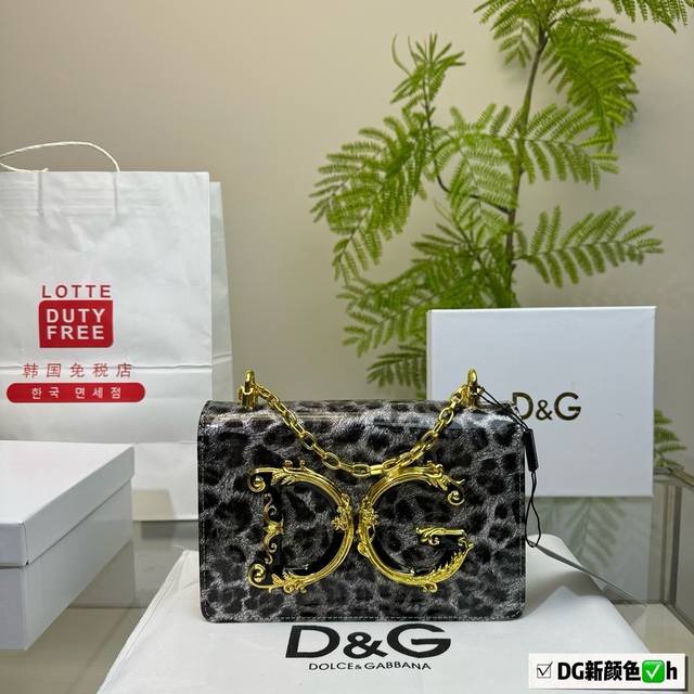配盒 Dg杜嘉班纳链条包 包包实在是太太太温柔了， 拿在手上少女感十足，仿佛时间停滞在听你诉说你们的故事~高级感满满 #杜嘉班纳dg 尺寸21.5 14