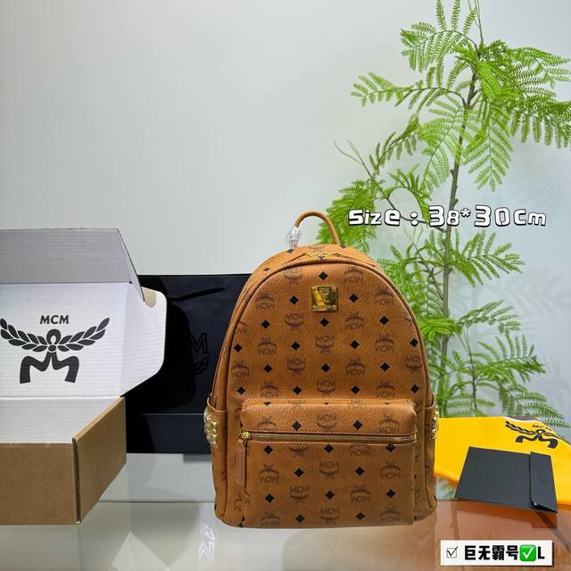 无盒 升级版 Mcm经典双肩包 立体而自然 对花剪裁 以中轴为对称中心线的上线倒向对称， 十分完整完美， 尤其包型 超有弧度感的！ 尺寸：30*38Cm