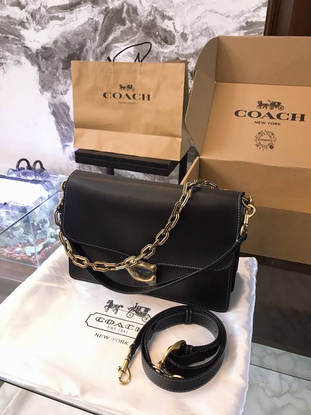 牛皮版本 Coach Chain Tabby家族 这款包的设计简直就是甜酷女士的最爱 Chain Tabby满足你所有容量需求 尺寸大号28 20Cm 一起ge