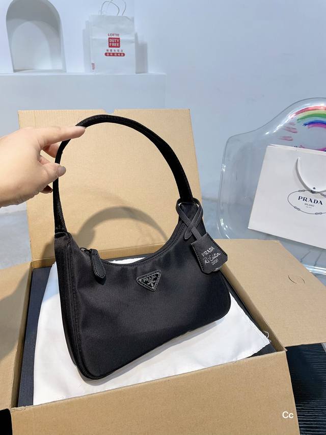 配盒 尺寸22.11.6 普拉达腋下包 今年普拉达的设计真的是开挂了！ 太好看啦！一年四季搭配绝绝子