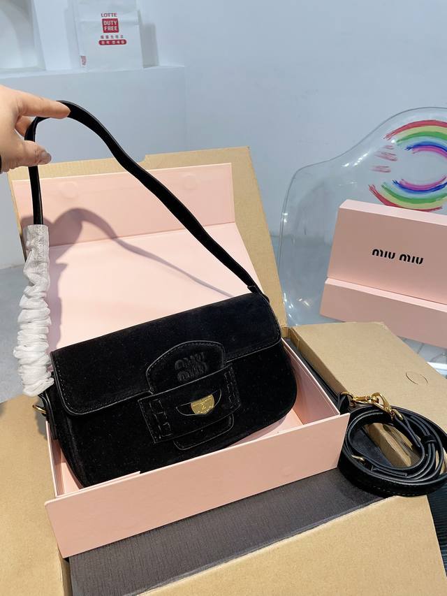 折叠礼盒 缪缪豆腐包 金币腋下包 开挂的miumiu火遍全网了 今年miumiu真是开挂了啊把学院风拿捏的死死的太好看啦l-9尺寸：24.5.12折叠盒