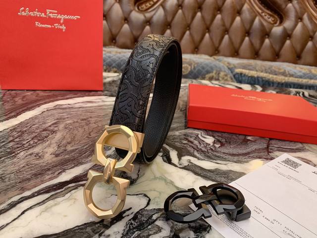 一条带一个扣 一条带两个扣 菲拉格慕男士皮带 一条带了就会发财的腰带 必买ferragamo 菲拉格慕的理由:因为皮带头形状是8，谐音是发腰缠万贯这个理由够充分