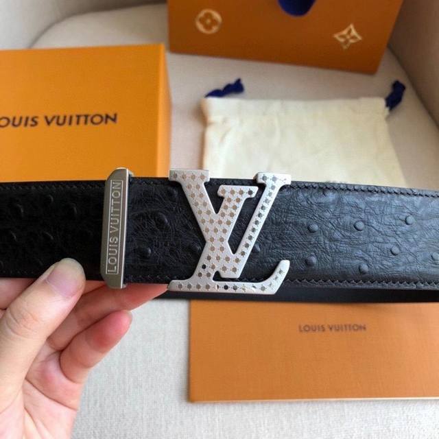 Lv皮带宽度：4.0Cm 专柜同步最新系列，搭配精致雕扣头 媲美代购欢迎对比时尚百搭，品味的体现，休闲高大上！ Iphone实物实拍， 腰带上身效果超好，抓紧转