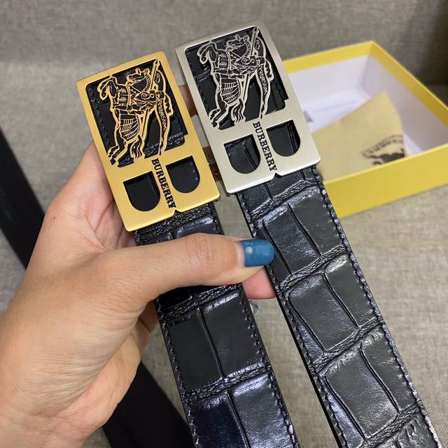 礼物爆款巴宝莉美到爆的自动扣滑道宽度：3.5Cm新款原版搭配经典款18K精钢扣头。时尚百搭，追求高端 原版的品质，品味的体现，休闲高大上！ Iphone实物实拍