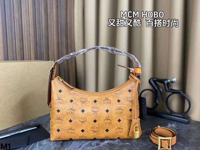 配盒 Mcm Aren Hobo太美啦！法式时尚信手拈来 经典印花延续，复古摩登感立现 创新新月包型 搭配一个可拆卸皮革吊牌及雕花 Logo挂锁 更富时尚感。可