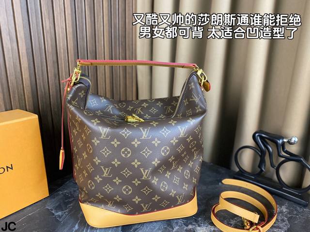 配折叠盒 Lv 莎朗斯通 难遇的小众款 当时真的火爆全球的程度 经典方形桶设计 适合日常通勤~太适合凹造型了 上身够帅够飒 中性款不挑人 小个子女生可斜挎 男生