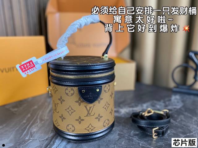 配全套包装 Lv Cannes 拼色老花发财桶 饭桶包 造型小巧精致 拎在手里超显气质 也可以单肩斜挎 肩带可调节 圆圆的造型超级可爱～小身材大容量 卡包 车钥