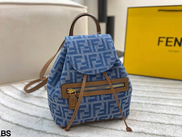 无盒 被问爆的这只fendi老花小双肩 实用又可爱 自重轻 上身小巧 能装好搭配 不挑人！尺寸：21*23