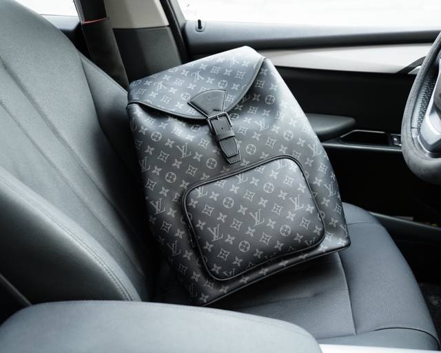 路易威登 官网同步 高版本 原厂双肩背包 不要错过 全原材料制作 品质极好 超大容量 非市面普通货 来自贸易公司的狠货.. 强调一下 原厂 一直是抢爆的款式 专